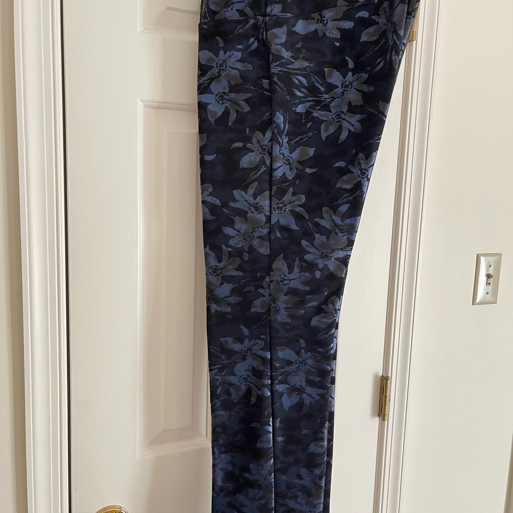 LG Women’s Cropped Pants with Dark Floral Pattern